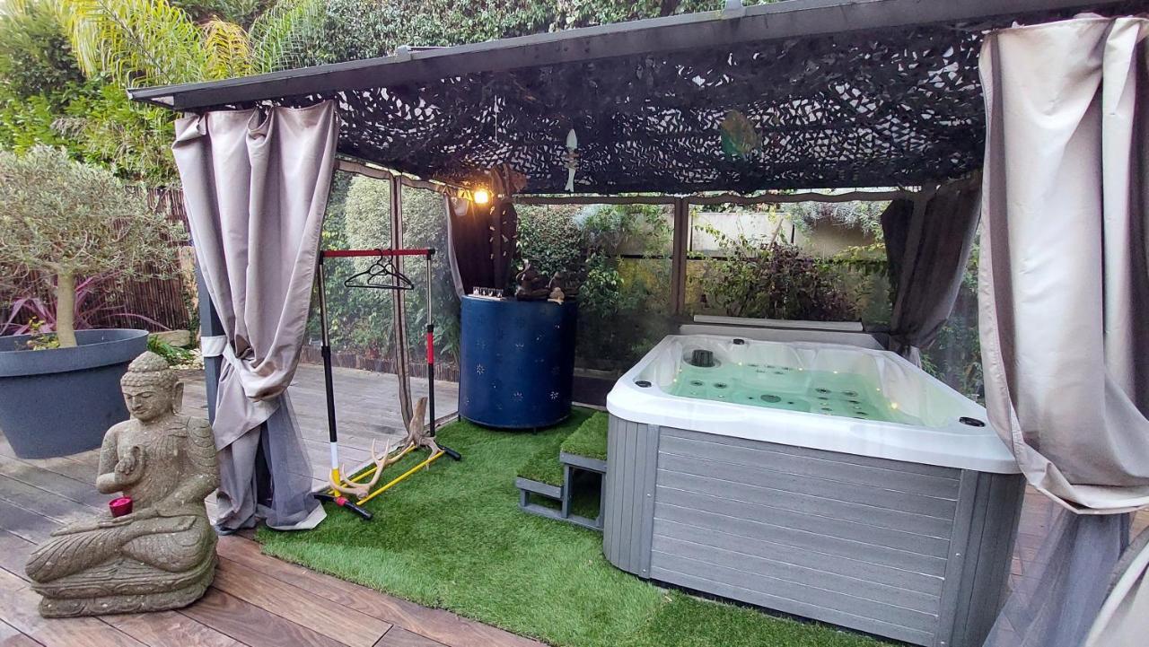 Dans Un Jardin Bb Et Jacuzzi Bed and Breakfast Mandelieu Exteriör bild